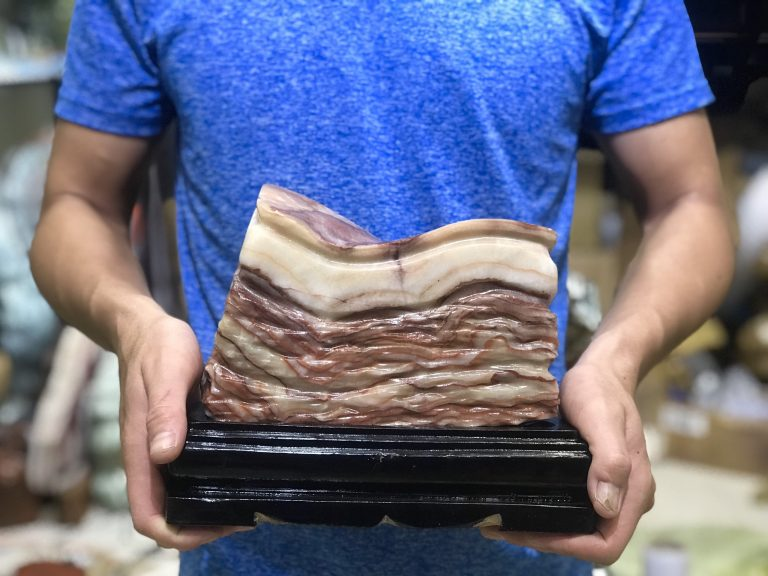 Thực chất, các lớp riêng rẽ của những viên đá cứng và trơn nhẵn này được tạo ra nhờ một chu kỳ đá với các giai đoạn biến chất, lắng động trầm tích và silic. Qua quá trình vận động địa chất tiếp xúc với các khoáng chất khác, bị sắc hóa nên tạo thành hình dạng đặc trưng như vậy.