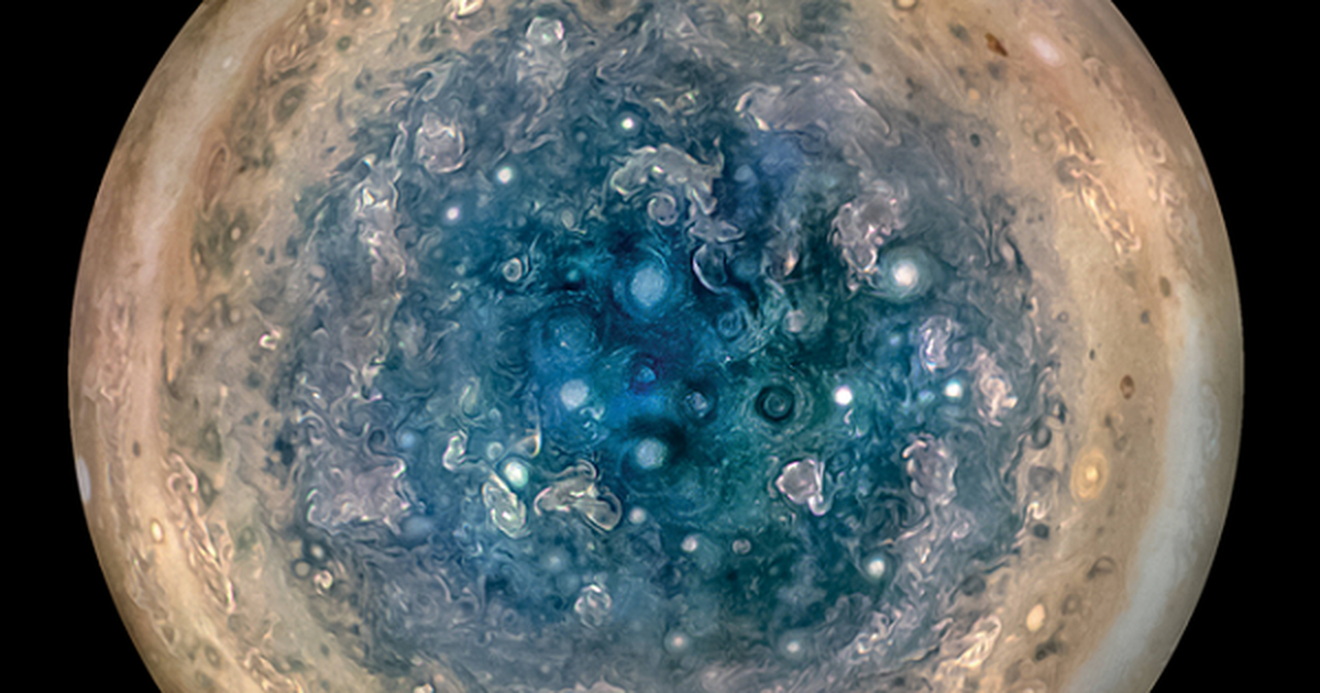 Dù Europa có kích thước nhỏ hơn cả mặt trăng của Trái Đất, đại dương trên Europe được cho là chứa lượng nước lớn hơn đại dương của chúng ta.