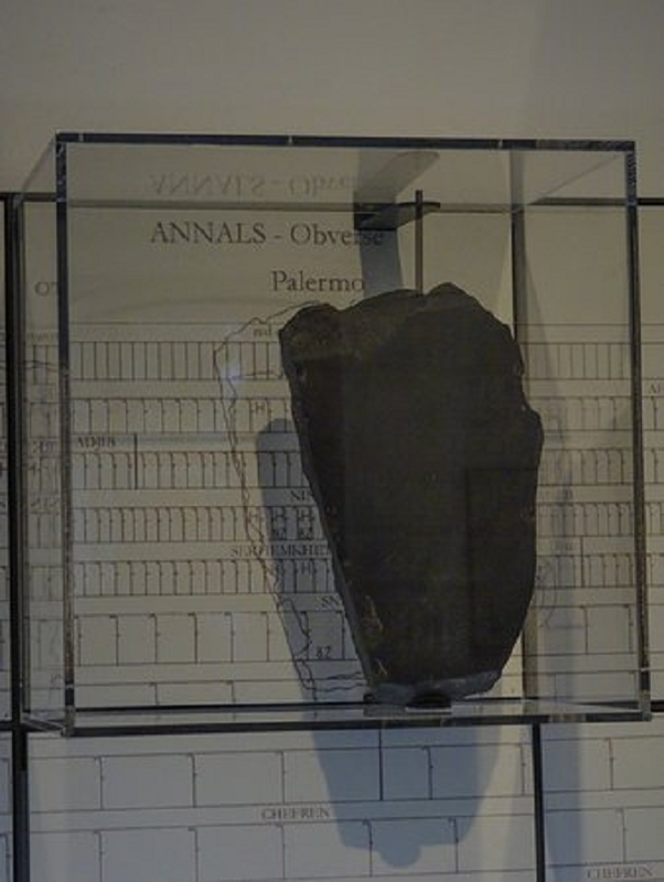 Văn bản được viết bằng chữ tượng hình liệt kê 120 vị vua cai trị trước khi hình thành nền văn minh Ai Cập cổ đại. Tên các vị thần và á thần có trong phả hệ hoàng gia Ai Cập.