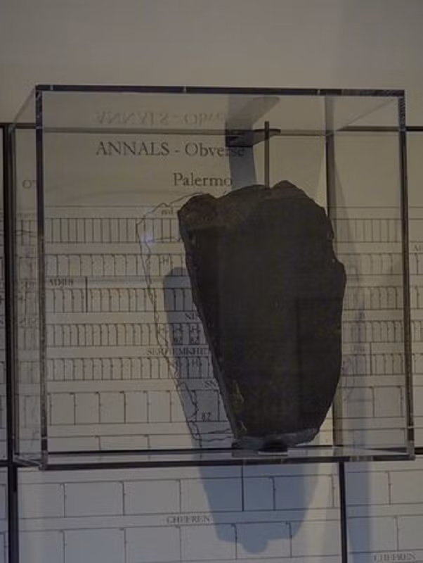 Văn bản được viết bằng chữ tượng hình liệt kê 120 vị vua cai trị trước khi hình thành nền văn minh Ai Cập cổ đại. Tên các vị thần và á thần có trong phả hệ hoàng gia Ai Cập.