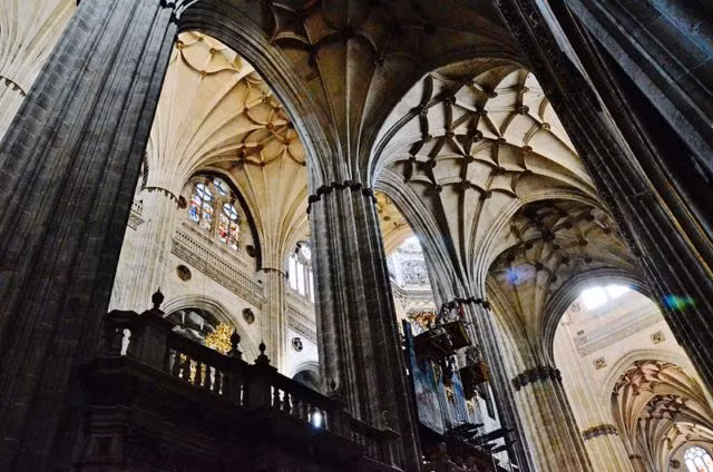 Lối vào chính của nhà thờ bao gồm ba vòm được trang trí phong phú, mỗi hướng dẫn đến ba phần của nhà thờ. Nội thất nhà thờ nổi bật, tinh tế với các trụ cột mảnh mai. Trên trần nhà bằng đá vòm của nhà thờ là những bức tranh duyên dáng. Các bức tường bằng đá sa thạch được chạm khắc tinh tế.