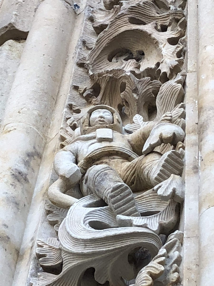 Tuy nhiên những người theo giả thuyết khác lại cho rằng bức tượng phi hành gia này thực ra đã được chạm khắc cùng khoảng thời gian xây dựng nhà thờ và công việc phục chế chỉ đơn thuần là tu sửa lại các chỗ hư hại trên bức tượng.