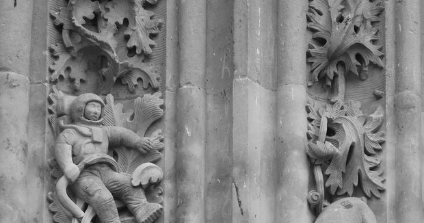 Theo truyền thống, trong quá trình phục chế nhà thờ, người ta thường khắc hình tượng kỳ lạ vào đá, như một cách để ghi dấu tác phẩm của họ. Và trong trường hợp này, những người phụ trách phục chế đã lựa chọn hình tượng của một phi hành gia.