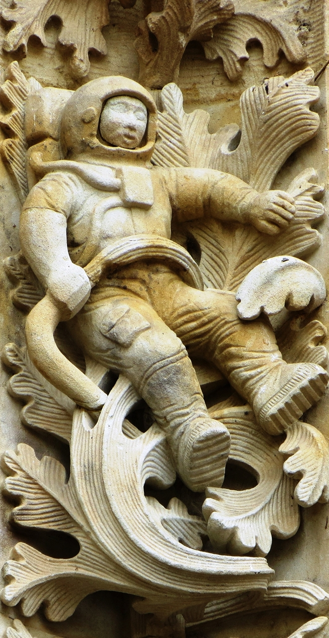 Sự xuất hiện của bức tượng này là một điều kì lạ. Các phi hành gia không thể tồn tại khi nhà thờ này được xây dựng từ tận thế kỷ 16.