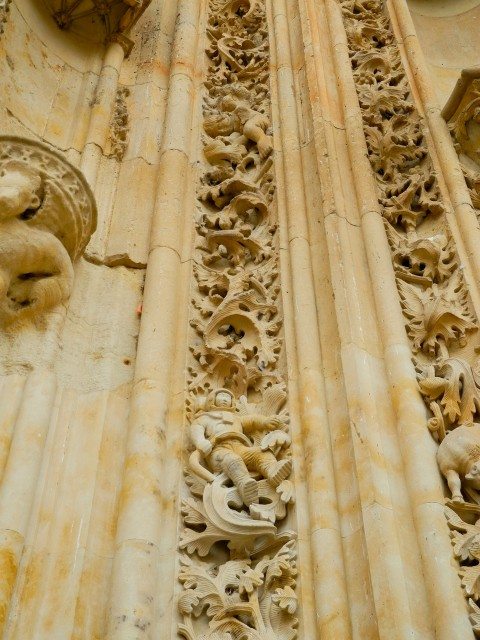 Có giả thuyết cho rằng hình khắc ấy trên thực tế là một phần của quá trình phục chế nhà thờ vào năm 1992.