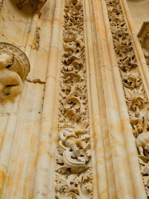 Có giả thuyết cho rằng hình khắc ấy trên thực tế là một phần của quá trình phục chế nhà thờ vào năm 1992.