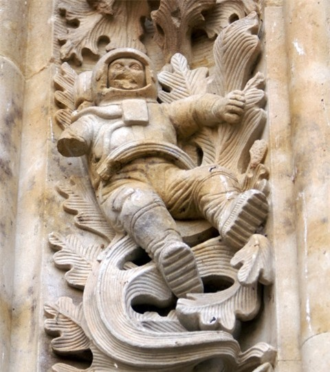 Bởi vào năm 2010 trên mạng đã lan truyền bức ảnh ghi lại hình ảnh bức tượng phi hành gia này bị mất một cánh tay phải và khuôn mặt bị hư hỏng. Sau đó bức tượng này mới được phục chế lại như bây giờ. Điều đó cho thấy bức tượng có thể thực sự đã tồn tại từ lâu.