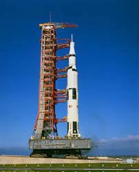 Tên lửa theo thiết kế có nhiệm vụ mang lên phi thuyền Apollo sử dụng bởi NASA cho việc đổ bộ lên Mặt Trăng, và sau đó Saturn V tiếp tục được sử dụng để phóng trạm không gian Skylab.