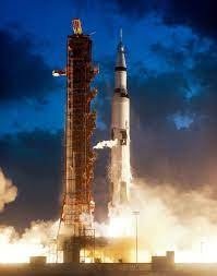 Saturn V (thường được biết đến như là "Tên lửa Mặt Trăng") là một loại tên lửa vũ trụ nhiều tầng có khả năng kéo dài sử dụng nhiên liệu lỏng được sử dụng trong Chương trình Apollo và Skylab của NASA.