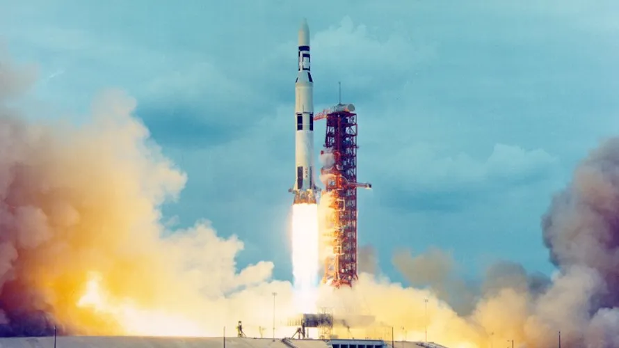 Là kiểu lớn nhất trong gia đình các loại tên lửa Saturn, tên lửa Saturn V được thiết kế dưới sự chỉ đạo của Wernher von Braun tại Trung tâm bay Vũ trụ Marshall ở Huntsville, Alabama, với Boeing, North American Aviation, Douglas Aircraft Company và IBM, các công ty đấu thầu chủ đạo.