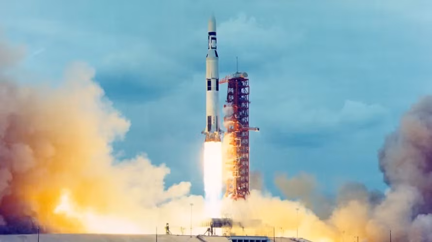 Là kiểu lớn nhất trong gia đình các loại tên lửa Saturn, tên lửa Saturn V được thiết kế dưới sự chỉ đạo của Wernher von Braun tại Trung tâm bay Vũ trụ Marshall ở Huntsville, Alabama, với Boeing, North American Aviation, Douglas Aircraft Company và IBM, các công ty đấu thầu chủ đạo.