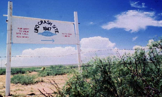 Friedman nhấn mạnh tới 300.000 trang tài liệu mật hiện vẫn lưu giữ trong thư viện Eisenhower, không đề cập gì tới UFO, và những tài liệu mà chính phủ dùng để nói dối gia đình của các phi công thiệt mạng vì máy bay rơi.