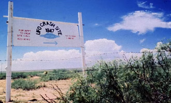 Friedman nhấn mạnh tới 300.000 trang tài liệu mật hiện vẫn lưu giữ trong thư viện Eisenhower, không đề cập gì tới UFO, và những tài liệu mà chính phủ dùng để nói dối gia đình của các phi công thiệt mạng vì máy bay rơi.