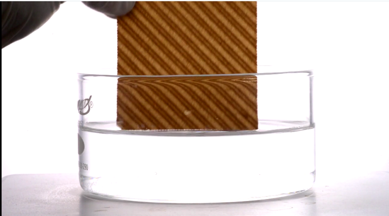 2. Gỗ "thông minh": Gỗ là loại vật liệu có tính chất vật lý khó tạo đường cong và các hình dáng phức tạp. Trong thực tế để uốn gỗ bằng kỹ thuật truyền thống đòi hỏi nhiều thiết bị phức tạp.