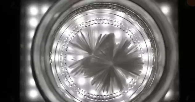 3. Đá nóng: Hoạt chất sodium acetate, chính là câu trả lời cho hiện tượng thần kỳ này. Chỉ cần một tác động cực nhỏ đến hoạt chất này, chúng sẽ biến đổi thành chất lỏng thành tinh thể.