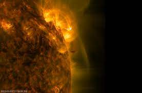 Vết đen Mặt Trời là hiện tượng trên quang cầu (lớp vỏ ngoài) của mặt trời xuất hiện các điểm tạm thời tối hơn các khu vực xung quanh. Các vết đen Mặt Trời riêng lẻ hoặc nhóm các vết đen Mặt Trời có thể tồn tại ở bất kỳ đâu từ vài ngày đến vài tháng, nhưng cuối cùng sẽ phân rã.