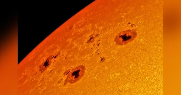 Khí Ôxi tương ứng với ánh sáng xanh lá (màu thường xuyên quan sát thấy nhất), cũng như đỏ (theo Aurora Watch, Đại học Lancaster, Vương quốc Anh).