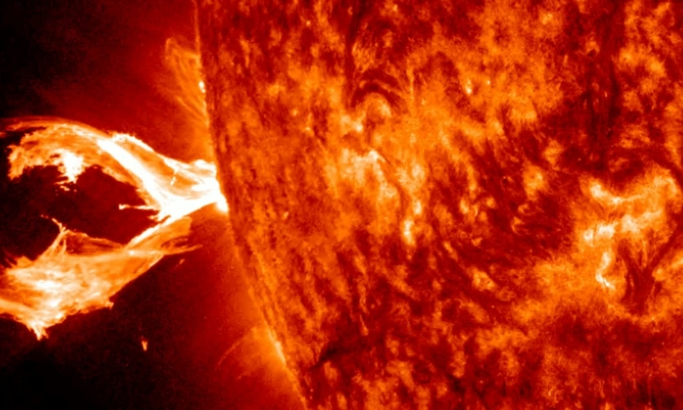 Khi những phần tử được tích điện này chạm đến "khiên" từ trường Trái Đất tại cực Bắc và cực Nam (thường mất khoảng ba ngày), chúng tiến vào bầu khí quyển.