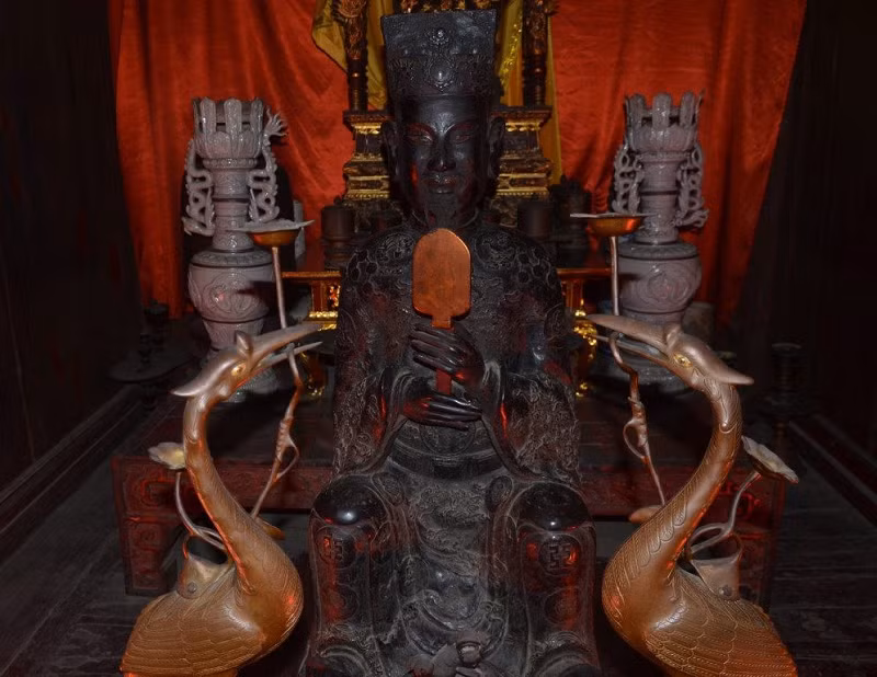 Pho tượng Thánh tổ Hoàng đế An Dương được đúc bằng đồng là pho tượng duy nhất, chưa từng thấy ở bất cứ di tích thờ An Dương Vương nào trên đất nước ta, kể từ xưa cho đến nay.