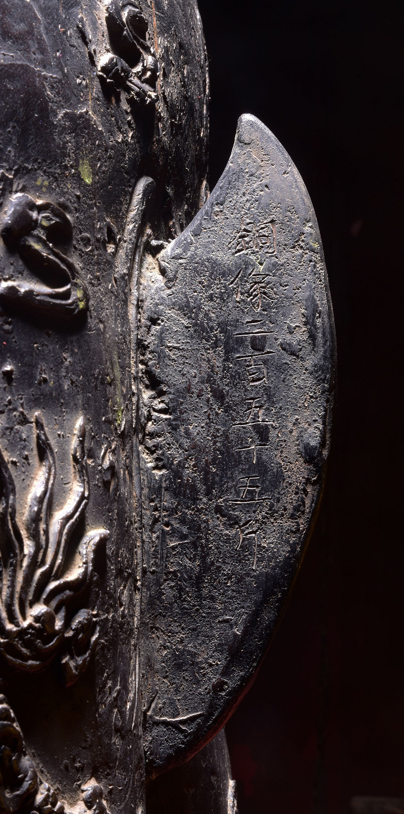 Nguồn gốc của pho tượng bắt nguồn từ năm 893, trong lần trùng tu đền Thượng, các cụ làng Cổ Loa (nay là xã Cổ Loa, huyện Đông Anh, thành phố Hà Nội) có đào được tại đền Thượng một kho đồng, nhân dân cho rằng, đó là kho đồng thiêng của nhà vua nên đã đem đúc tượng, phục vụ cho việc thờ cúng, tế lễ tại đền. Đến năm 1897 thì đúc xong.