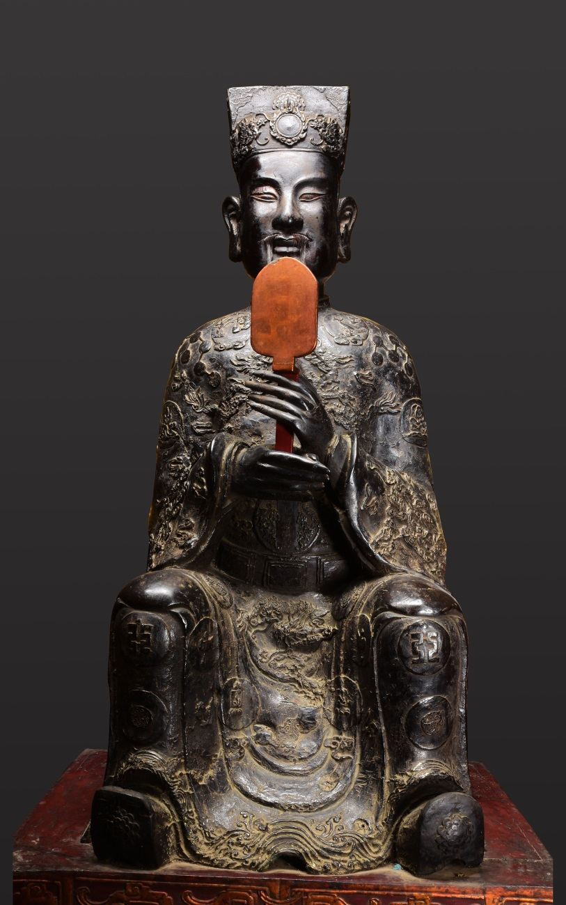 Pho tượng có một không hai này được đúc bằng hợp kim đồng với kỹ thuật đúc bằng khuôn sáp (sáp ong). Tượng lòng rỗng, trong tư thế ngồi trên bệ, liền khối, hình trụ, hai tay cầm hốt với phong thái ung dung, đường bệ, uy nghi.