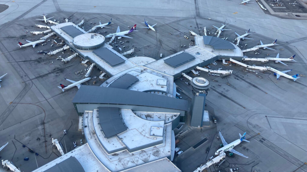 Theo báo cáo của Sở Cảnh sát Las Vegas, người đàn ông đã liều lĩnh băng qua một đoạn đường nối máy bay, ông đã đậu trên dốc máy bay và đe dọa đánh bom.