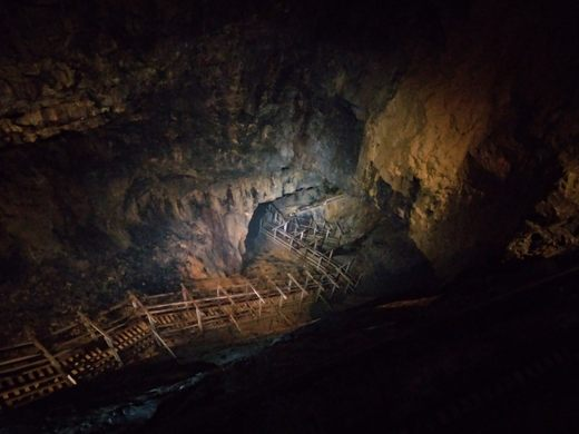 Khuôn mặt, mái tóc, bàn tay của người chết và quần áo anh ta mặc - tất cả đều được bảo quản nguyên vẹn, không có một chút dấu vết thối rữa, hư hỏng hay mục nát nào.