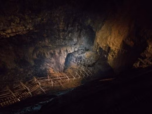 Khuôn mặt, mái tóc, bàn tay của người chết và quần áo anh ta mặc - tất cả đều được bảo quản nguyên vẹn, không có một chút dấu vết thối rữa, hư hỏng hay mục nát nào.