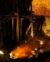 Thậm chí, nhóm thợ mỏ còn tìm thấy một hộp thuốc lá bằng đồng có một mẩu thuốc hút dở được bảo quản nguyên vẹn bên trong túi của nạn nhân.