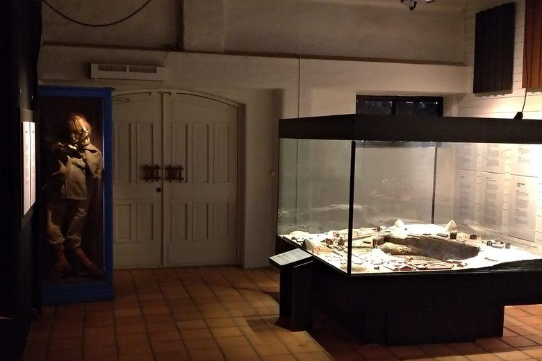 Theo lời một nhân chứng từng làm việc với Matts Israelsson trong hầm mỏ Mårdskinnscho biết, Matts Israelsson sinh ra tại làng Boda, nằm ở giáo xứ Svärdsjö, cách khu mỏ khoảng 20km về phía đông bắc.