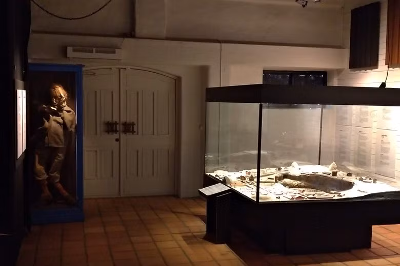 Theo lời một nhân chứng từng làm việc với Matts Israelsson trong hầm mỏ Mårdskinnscho biết, Matts Israelsson sinh ra tại làng Boda, nằm ở giáo xứ Svärdsjö, cách khu mỏ khoảng 20km về phía đông bắc.