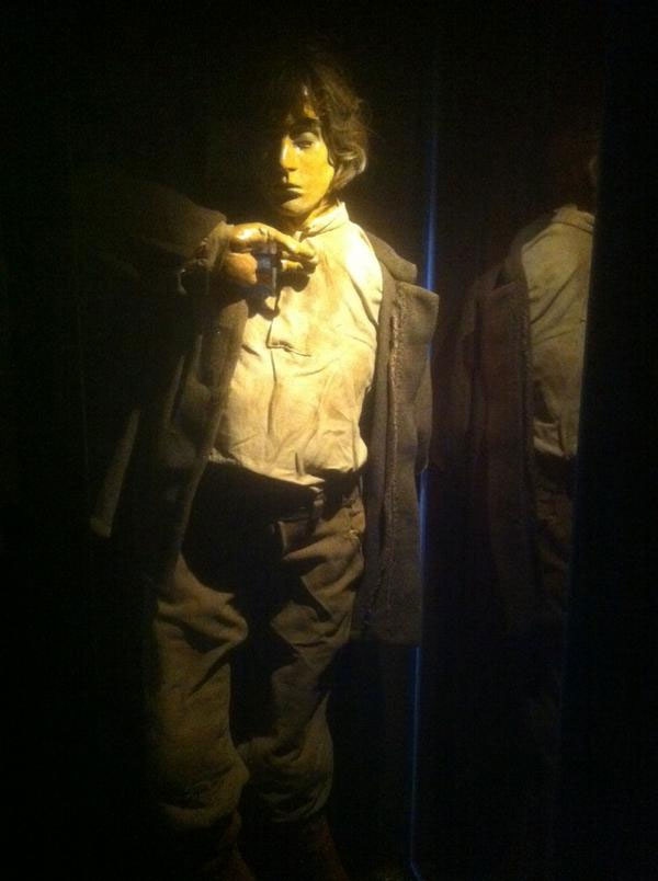 Danh tính của xác ướp kỳ lạ này được xác định là của Matts Israelsson, biệt danh thường gọi là Fet Mats. Ông là thợ mỏ của mỏ đồng Falun nổi tiếng của Thụy Điển