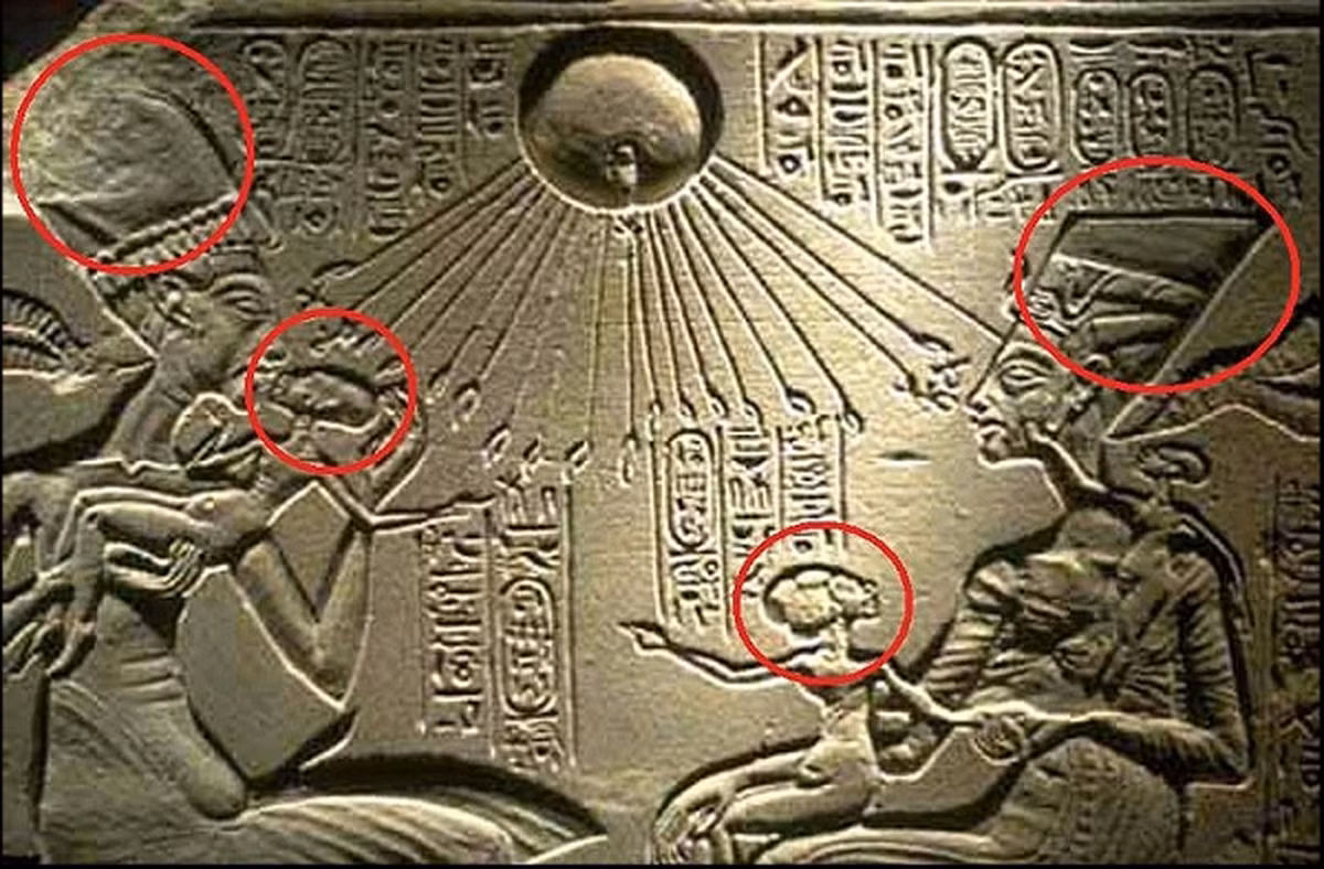 Bảng khắc các ký tự tượng hình miêu tả những người có hộp sọ với hình dạng rất kỳ lạ, không giống của người nên nhiều người cho rằng người Ai Cập cổ đại đang nói đến người ngoài hành tinh.