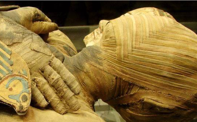 Các chuyên gia đã phải suy nghĩ sâu sắc khi đối mặt với hàng loạt vấn đề nan giải. Cách đây hơn 2500 năm, ai có thể biết được tinh thể đen có chứa chất phóng xạ và có thể giữ cho trái tim đập?