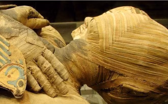 Các chuyên gia đã phải suy nghĩ sâu sắc khi đối mặt với hàng loạt vấn đề nan giải. Cách đây hơn 2500 năm, ai có thể biết được tinh thể đen có chứa chất phóng xạ và có thể giữ cho trái tim đập?