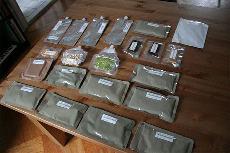 3. Thực phẩm phải đóng gói nghiêm ngặt: Tất cả các món ăn, thực phẩm đưa lên tàu không gian đều phải qua quy trình đóng gói nghiêm ngặt, đạt chuẩn bởi vì sự an toàn cũng như các khối lượng mang theo đều đóng góp vào việc hao tốn nhiên liệu của tàu vũ trụ, trạm không gian...