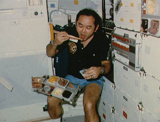 Ngoài ra, khi uống các đồ uống có ga, nước và ga thường được tách riêng trong dạ dày, và dẫn đến việc ợ chua. Để khắc phục việc này, các hãng sản xuất đồ uống có ga, cụ thể là Coke/Pepsi đã cải tiến và cho ra đời những loại đồ uống thích hợp cho môi trường không trọng lực, giúp cho các phi hành gia cảm nhận được vị ngon như trong môi trường bình thường.