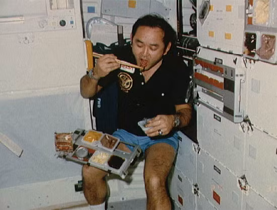 Ngoài ra, khi uống các đồ uống có ga, nước và ga thường được tách riêng trong dạ dày, và dẫn đến việc ợ chua. Để khắc phục việc này, các hãng sản xuất đồ uống có ga, cụ thể là Coke/Pepsi đã cải tiến và cho ra đời những loại đồ uống thích hợp cho môi trường không trọng lực, giúp cho các phi hành gia cảm nhận được vị ngon như trong môi trường bình thường.