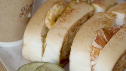 Nếu là người Trung Quốc, có thể mang các món thịt lợn Yuxiang, thịt gà Kung Pao, cơm, trà thảo dược.