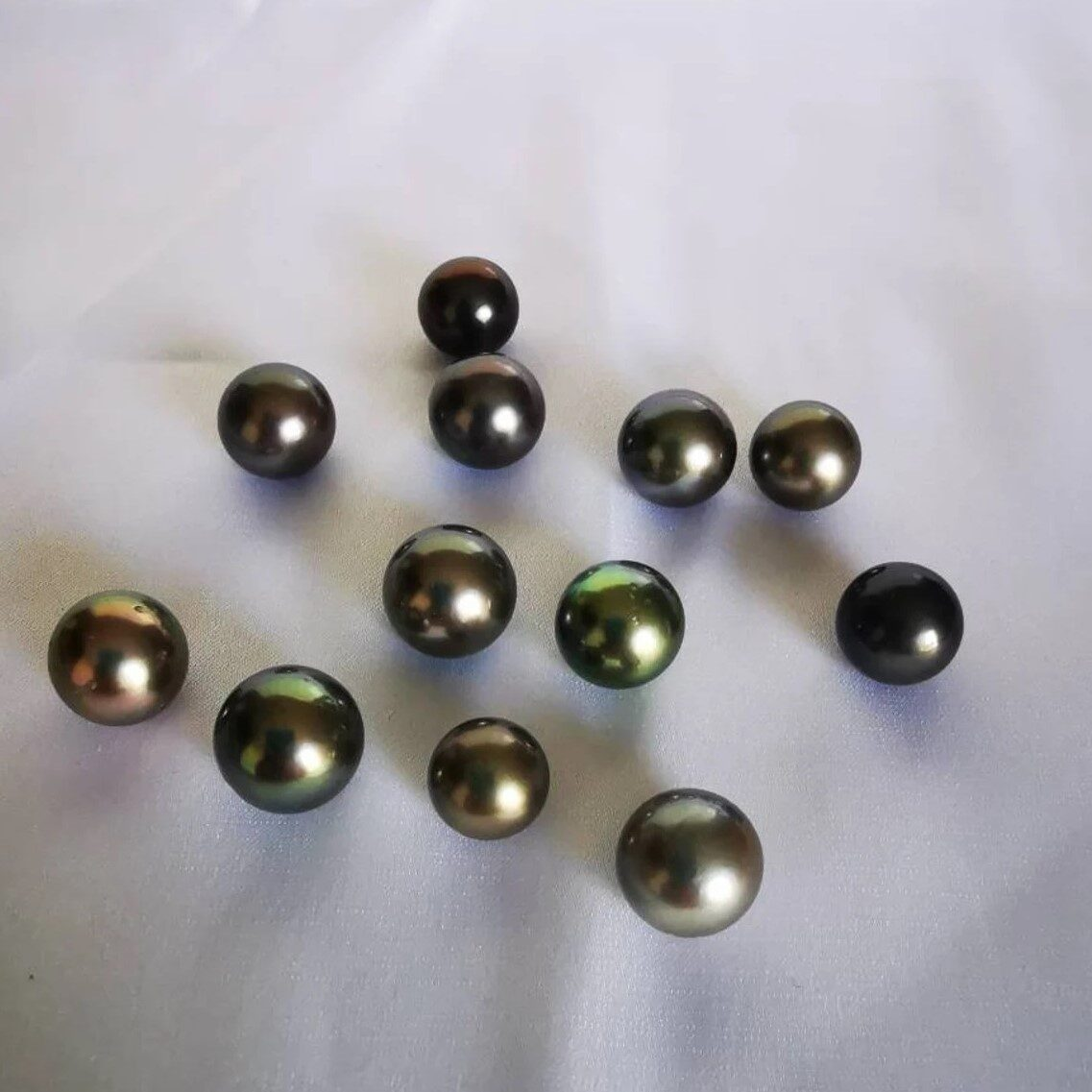 Theo thông tin từ Viện nghiên cứu Đá quý GIA của Mỹ cho biết, thời gian và mức độ kỹ thuật có thể nuôi cấy thành công viên ngọc trai gam màu đen là cực kỳ khó. Thông thường, mất ít nhất 5 năm mới có thể thu hoạch được ngọc trai xanh đen.