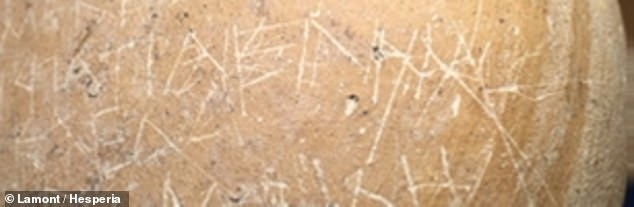 "Số lượng lớn những cái tên viết trên bình cho thấy đó là một vụ án mạng. Những người sáng tác lời nguyền có thể trích dẫn tất cả những đối thủ có thể tưởng tượng ra những hành động ác ý của họ, bao gồm cả nhân chứng, gia đình và những người ủng hộ phe đối lập. Vào thời điểm đó, các vụ xét xử diễn ra phổ biến ở Athens và thu hút rất nhiều công chúng”, Jessica Lamont, giáo sư hàng đầu tại Đại học Yale phân tích.