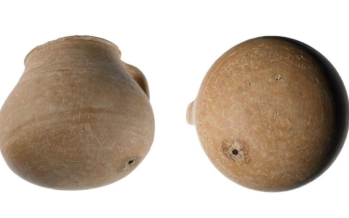 Đầu và chân gà hé lộ người buông lời nguyền muốn nạn nhân mất đi khả năng sử dụng bộ phận cơ thể tương tự con vật bị hiến tế. Vị trí chôn hũ xương gà đóng đinh mang lời nguyền chết chóc đến 55 người này là ở dưới tòa nhà mà thợ thủ công sử dụng cho thấy lời nguyền có thể bắt nguồn từ tranh chấp ở nơi làm việc.