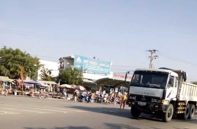 Nữ công nhân bị "hung thần" xe ben cán chết Hơn 7h sáng ngày 9/5, chị Mai Thị Bé Bảy (SN 1981, ngụ huyện Thạnh Phú, tỉnh Bến Tre) điều khiển mô tô BKS 62F1-046.46 đi làm. Khi đến vòng xoay Hòa Khánh Đông thuộc ấp Bình Lợi, xã Hòa Khánh Đông, chị Bảy bị xe ben chở cát cho công trình giao thông đi từ hướng đường N2 cắt ngang đâm vào phần sau mô tô. Vụ tai nạn làm chị Bảy văng ra khỏi phương tiện và bị bánh xe trước cán qua người tử vong tại chỗ.