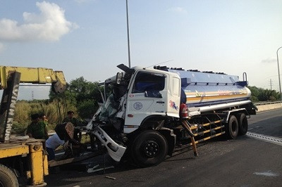 Xe bồn đâm xe container, phụ xe tử vong trong ca bin Khoảng 5h sáng 11/5, chiếc xe bồn chở dầu BKS 85C – 029.22 từ Đồng Nai đi về TP.HCM. Khi xe ra khỏi đường cao tốc TP.HCM – Long Thành – Dầu Giây và đang lưu thông trên đường Vành đai II về cầu Phú Mỹ thì đâm vào đuôi xe container BKS 51C – 530.76, chạy cùng chiều phía trước. Cú va chạm rất mạnh khiến đầu chiếc xe bồn bẹp dí, phụ xe mắc kẹt trong ca bin và tử vong.