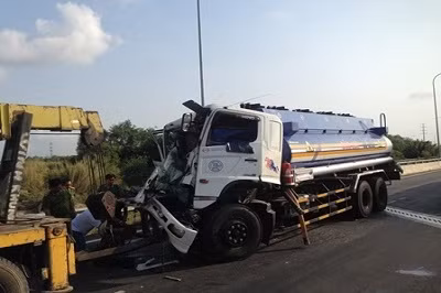 Xe bồn đâm xe container, phụ xe tử vong trong ca bin Khoảng 5h sáng 11/5, chiếc xe bồn chở dầu BKS 85C – 029.22 từ Đồng Nai đi về TP.HCM. Khi xe ra khỏi đường cao tốc TP.HCM – Long Thành – Dầu Giây và đang lưu thông trên đường Vành đai II về cầu Phú Mỹ thì đâm vào đuôi xe container BKS 51C – 530.76, chạy cùng chiều phía trước. Cú va chạm rất mạnh khiến đầu chiếc xe bồn bẹp dí, phụ xe mắc kẹt trong ca bin và tử vong.