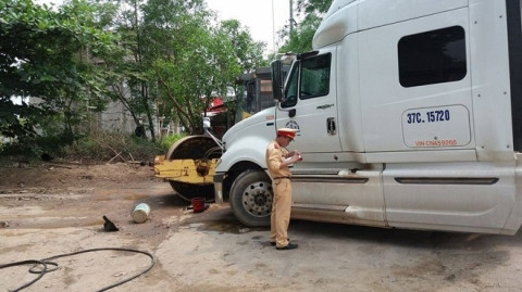 Rửa xe bên lề đường, cụ bà bị xe đầu kéo tông tử vong Khoảng 8h sáng 12/5 bà Nguyễn Thị H (SN 1956, trú tại xóm 2, xã Nghi Phú, TP Vinh, Nghệ An) đang rửa xe bên lề đường, lúc này chiếc xe đầu kéo mang BKS 37C – 157.20lưu thông theo hướng ngã tư Quán Bàu – thị xã Cửa Lò lao vào. Vụ tai nạn khiến bà H tử vong tại chỗ.