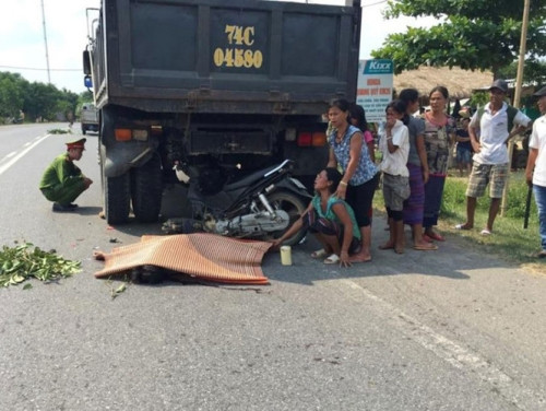 Hai thanh niên chết dưới gầm xe tải Khoảng 13h45 chiều 12/5, tại Km35 + 20 quốc lộ 9, đoạn qua thôn Xa Vy (xã Hướng Hiệp, H.Đakrông, Quảng Trị), ồ Văn Tình (20 tuổi) đã va chạm với ô tô tải (3,5 tấn) BKS 74C - 04580 do anh Lê Xuân Thủy (29 tuổi, trú KP.5, P.4, TP.Đông Hà, Quảng Trị) điều khiển chạy cùng chiều. Vụ va chạm quá mạnh khiến Tình chết tại chỗ. Nạn nhân Ba được đưa đến Bệnh viện đa khoa huyện Đakrông nhưng cũng tử vong ngay sau đó.