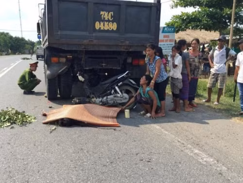 Hai thanh niên chết dưới gầm xe tải Khoảng 13h45 chiều 12/5, tại Km35 + 20 quốc lộ 9, đoạn qua thôn Xa Vy (xã Hướng Hiệp, H.Đakrông, Quảng Trị), ồ Văn Tình (20 tuổi) đã va chạm với ô tô tải (3,5 tấn) BKS 74C - 04580 do anh Lê Xuân Thủy (29 tuổi, trú KP.5, P.4, TP.Đông Hà, Quảng Trị) điều khiển chạy cùng chiều. Vụ va chạm quá mạnh khiến Tình chết tại chỗ. Nạn nhân Ba được đưa đến Bệnh viện đa khoa huyện Đakrông nhưng cũng tử vong ngay sau đó.