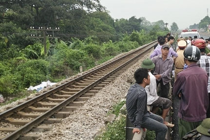 Đi vớt bèo về, người đàn ông bị tàu hỏa đâm tử vong Khoảng 7h ngày 11/5, trên tuyến đường sắt Bắc - Nam, đoạn chạy qua địa phận xã Tiên Tân - TP. Phủ Lý - tỉnh Hà Nam, một người đàn ông không biết do không nghe thấy và không chú ý quan sát hay không mà vẫn cố tình bước qua đường ray. Đúng lúc này, đoàn tàu SE7 lao đến, cú va chạm mạnh khiến nạn nhân văng ra ngoài tử vong tại chỗ.