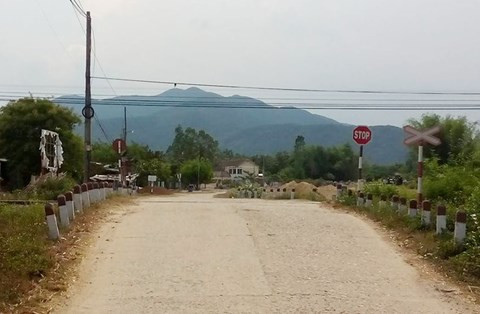 Qua đường thiếu quan sát, cụ bà bị tàu hỏa tông chết Khoảng 10 giờ sáng (10/5), tàu lửa SE4 do lái tàu Hoàng Văn Tiến thuộc Xí nghiệp đường sắt Đà Nẵng điều khiển chạy hướng Nam-Bắc, khi tới đường ngang dân sinh thuộc thôn Vạn Phước Đông, xã Mỹ Hiệp, huyện Phù Mỹ (Bình Định) thì tông trúng bà Thái Thị Th (SN 1932, trú thôn Vạn Phước Đông) đang đi bộ qua đường sắt theo hướng Tây-Đông. Cú tông mạnh khiến bà Th tử vong tại chỗ.